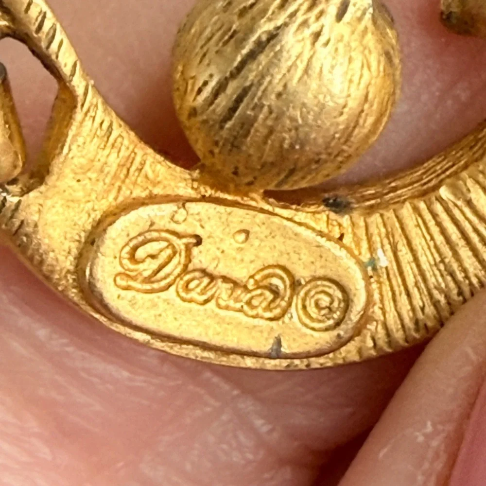 Vintage Signed DARIA. Gold Tone,Clear Red Lucite Statement Necklace 16” - Picture 3 of 3